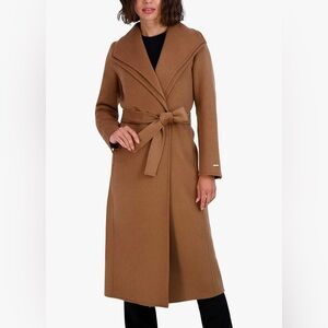 Women’s camel Tahari coat in EUC, size medium